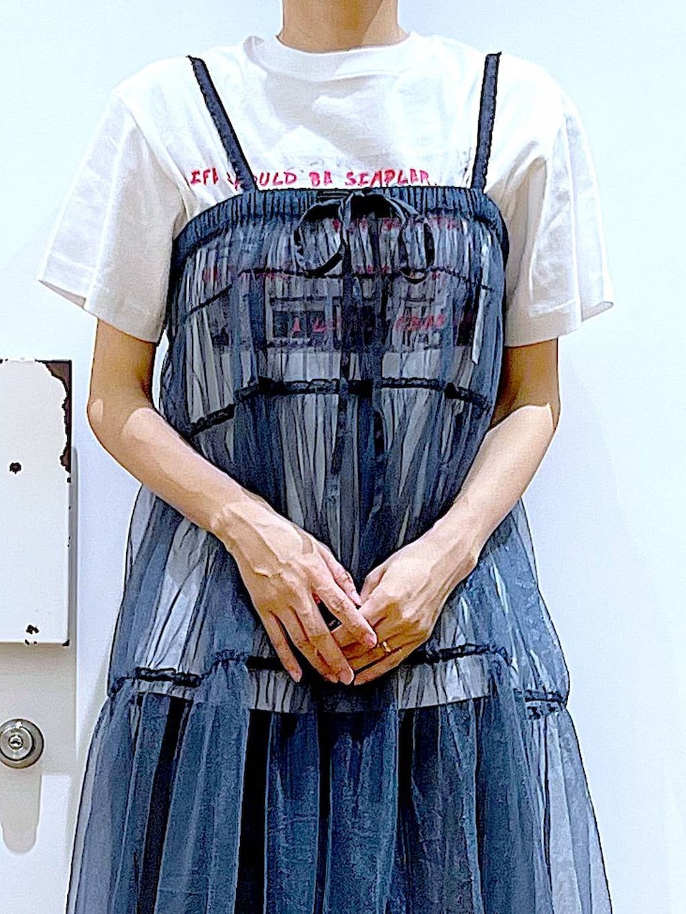 グレー系のその他パンツ、グレー系のトートバッグ、ブラック系のサンダルを着用したレディースの夏コーディネートの7枚目の写真