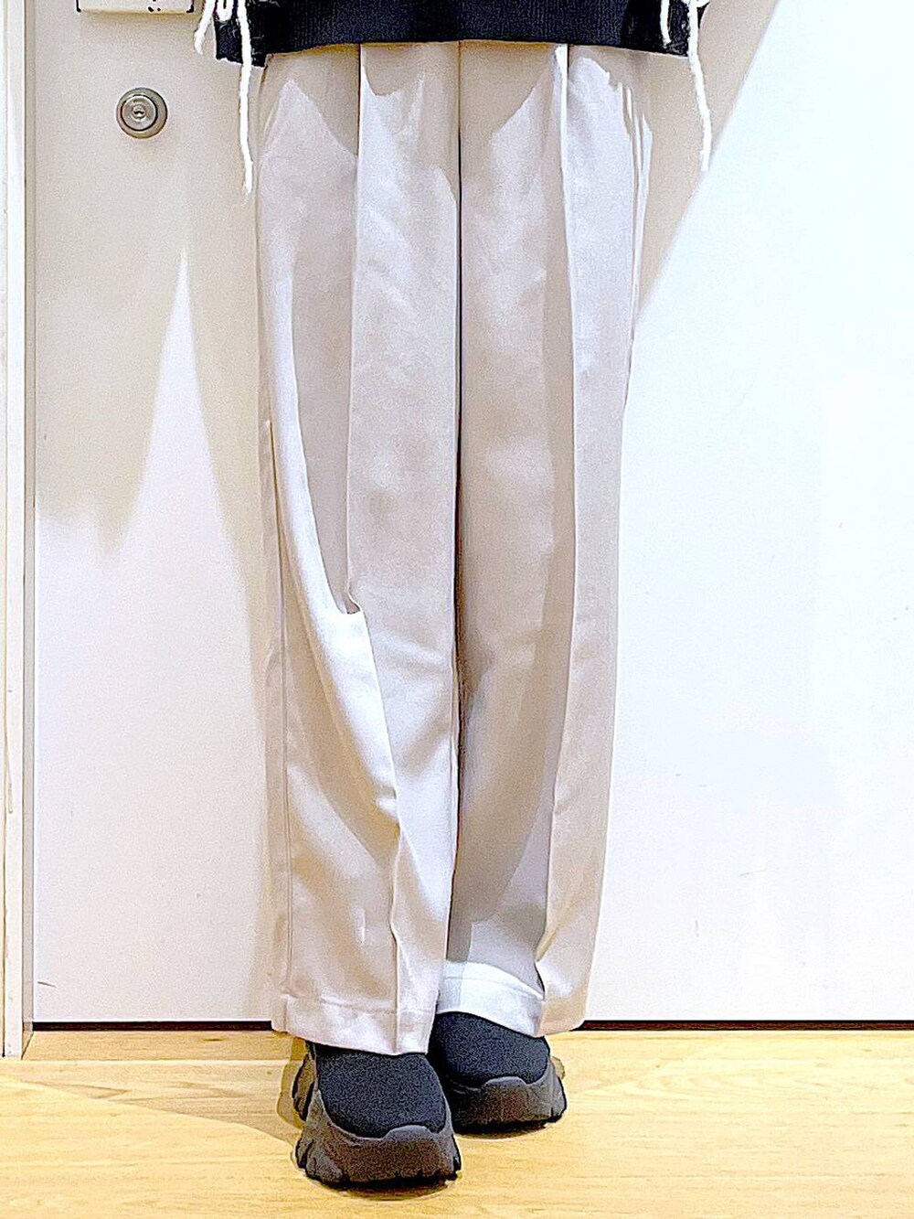 ブラック系のブーツ、グレー系のショルダーバッグ、ブラック系のニット/セーターを着用したレディースの冬コーディネートの8枚目の写真