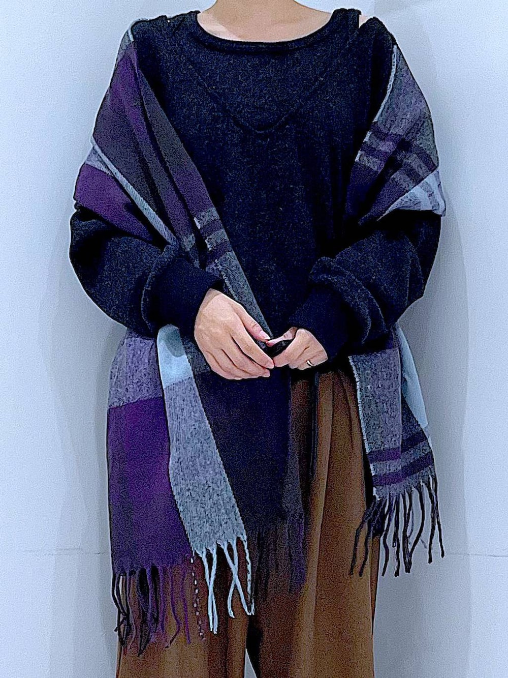 ブラック系のブーツ、ブラウン系のその他パンツ、ブラック系のショルダーバッグを着用したレディースの冬コーディネートの7枚目の写真