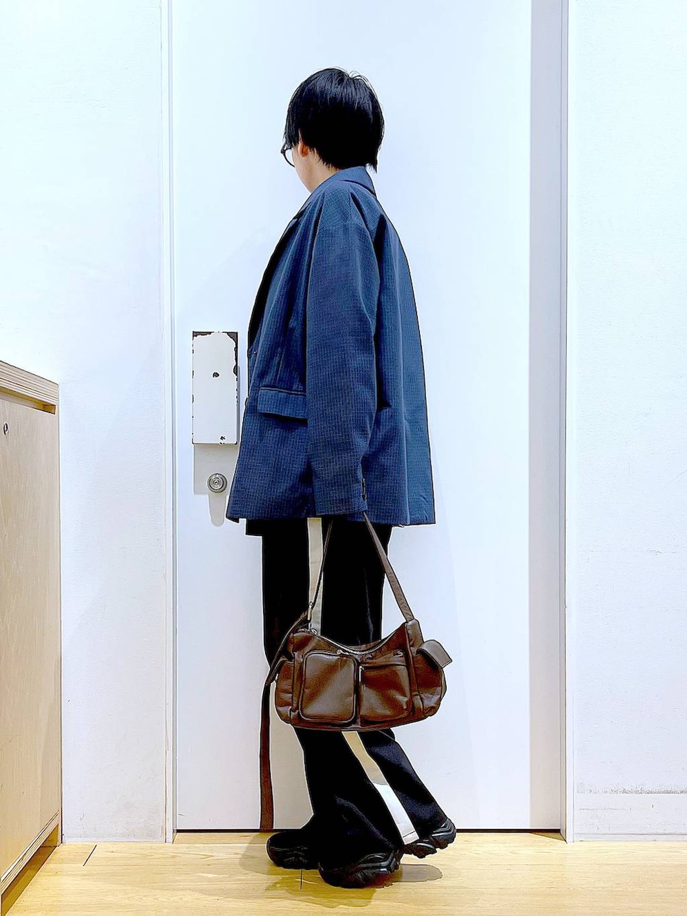 「LAKOLE、リラックス、若見え、ゆったり、休日コーデ、骨格ウェーブ、ジャケット、春アウター、スラックス、春コーデ、ショルダーバッグ、ブーツ、カジュアル、ロンT、シンプルコーデ」｜「LAKOLEのサイドラインスラックスパンツ / 131983（スラックス、ブラック系）」を使った、あおき@LAKOLE海老名さん（レディース・156cm）の冬コーディネートの3枚目の写真