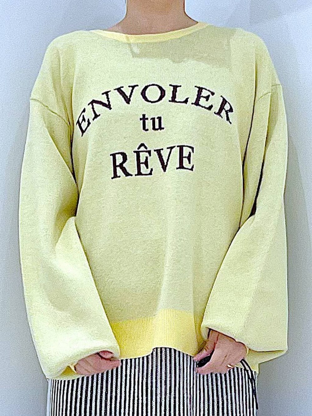 ホワイト系のショルダーバッグ、ベージュ系のスカート、ブラック系のブーツを着用したレディースの冬コーディネートの7枚目の写真