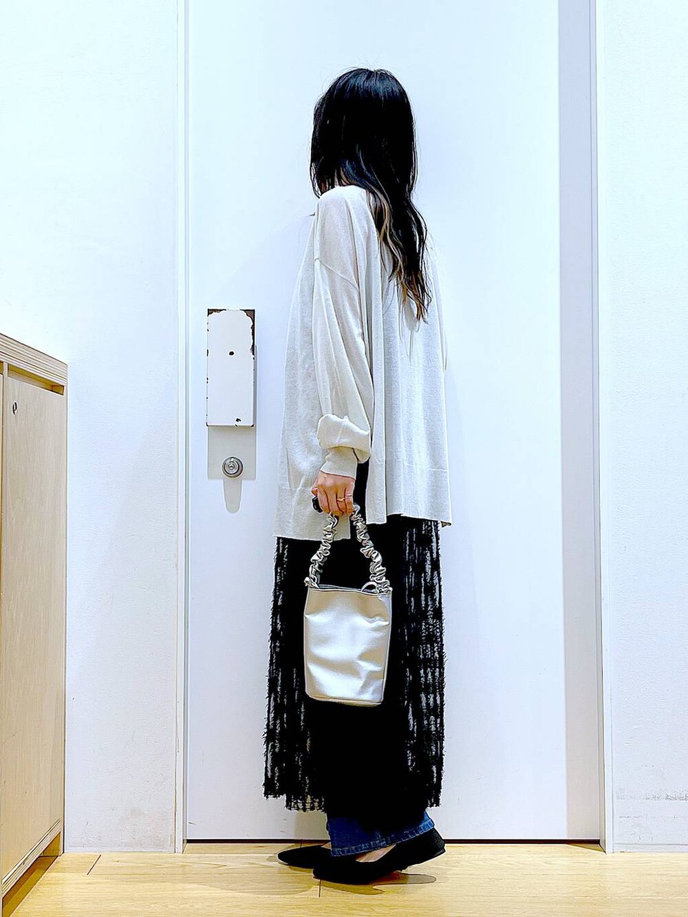 その他のショルダーバッグ、ブルー系のデニムパンツ、ブルー系のニット/セーターを着用したレディースの夏コーディネートの3枚目の写真