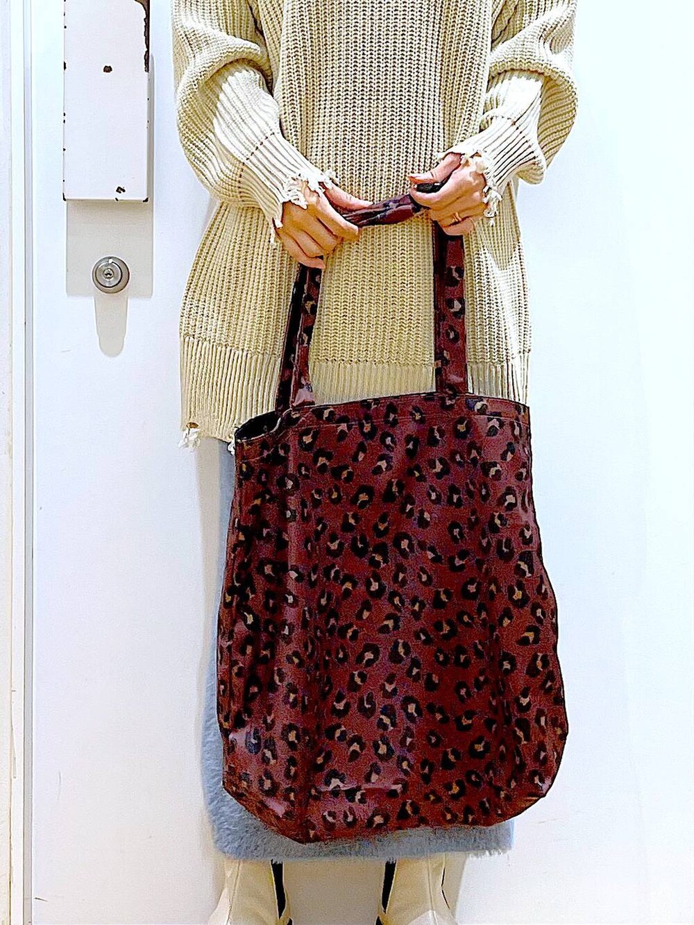 ベージュ系のブーツ、その他のトートバッグ、ブルー系のスカートを着用したレディースの冬コーディネートの9枚目の写真