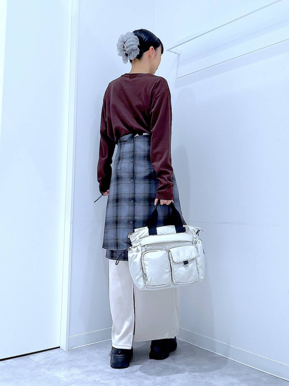 グレー系のシャツ/ブラウス、ブラウン系のTシャツ/カットソー、グレー系のスカートを着用したレディースの秋コーディネートの5枚目の写真