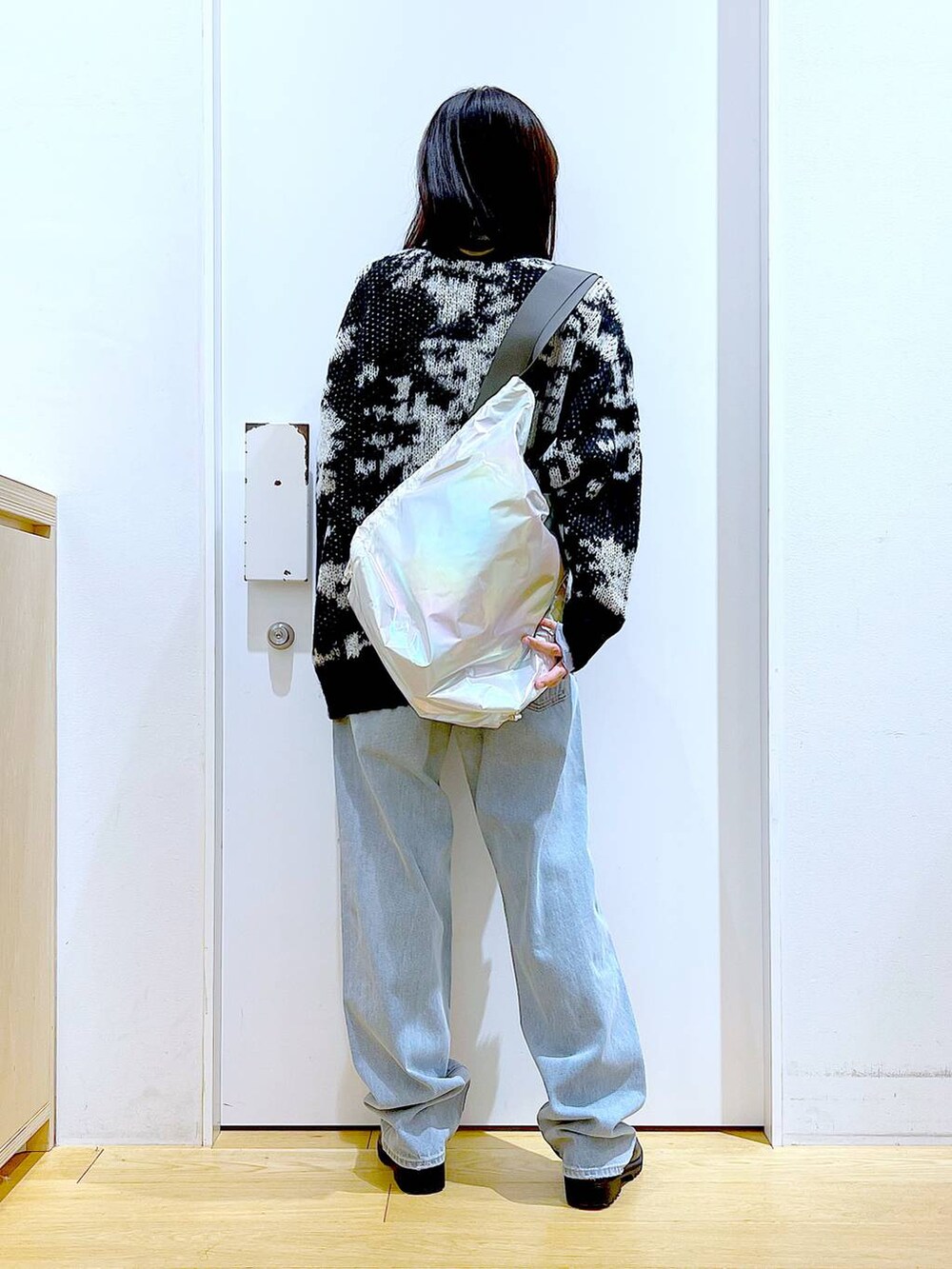 ブルー系のTシャツ/カットソー、ブラック系のブーツ、ブルー系のデニムパンツを着用したレディースの冬コーディネートの5枚目の写真