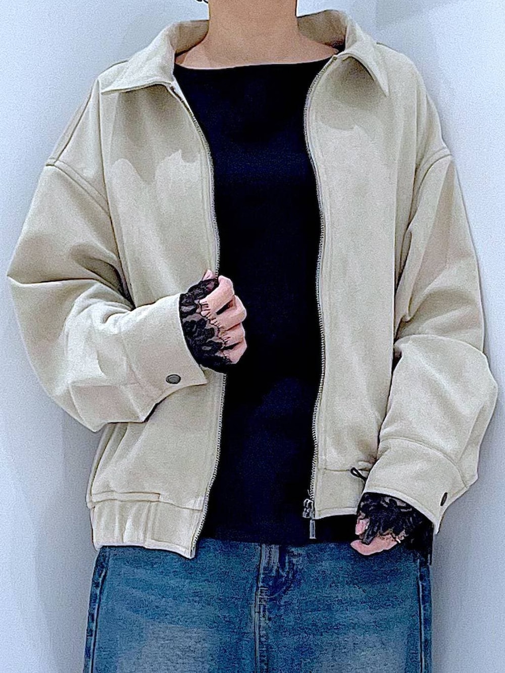 ブルー系のデニムパンツ、ブラック系のショルダーバッグ、ベージュ系のブルゾンを着用したレディースの春コーディネートの7枚目の写真