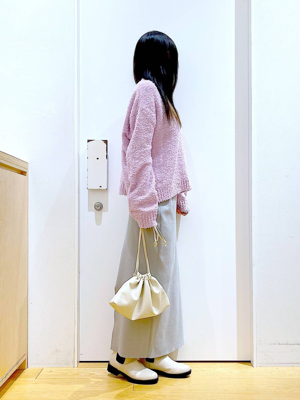 パープル系のニット/セーター、ベージュ系のブーツ、ベージュ系のショルダーバッグを着用したレディースの冬コーディネートの4枚目の写真