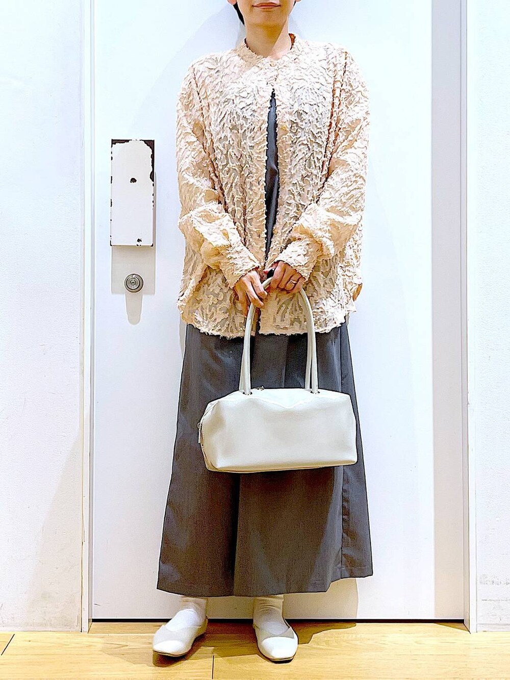ホワイト系のボストンバッグ、ホワイト系のパンプス、ピンク系のシャツ/ブラウスを着用したレディースの春コーディネートの6枚目の写真