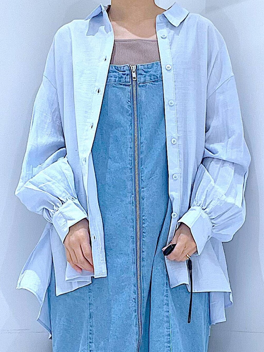 ホワイト系のショルダーバッグ、ブルー系のその他トップス、グレー系のシュシュを着用したレディースの春コーディネートの7枚目の写真