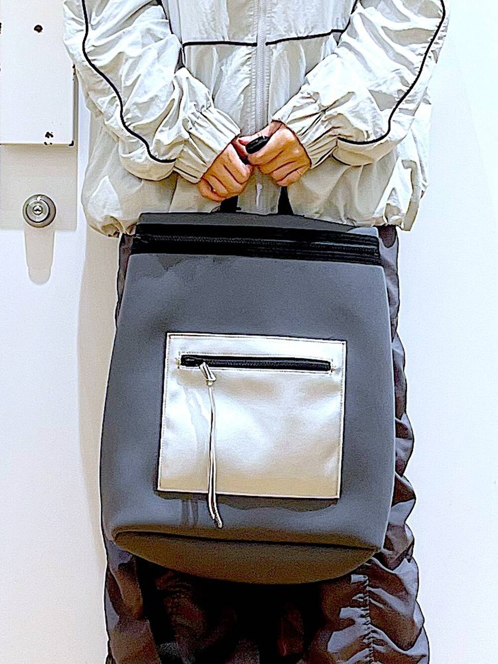 ブラック系のブーツ、グレー系のバックパック/リュック、グレー系のブルゾンを着用したレディースの秋コーディネートの9枚目の写真