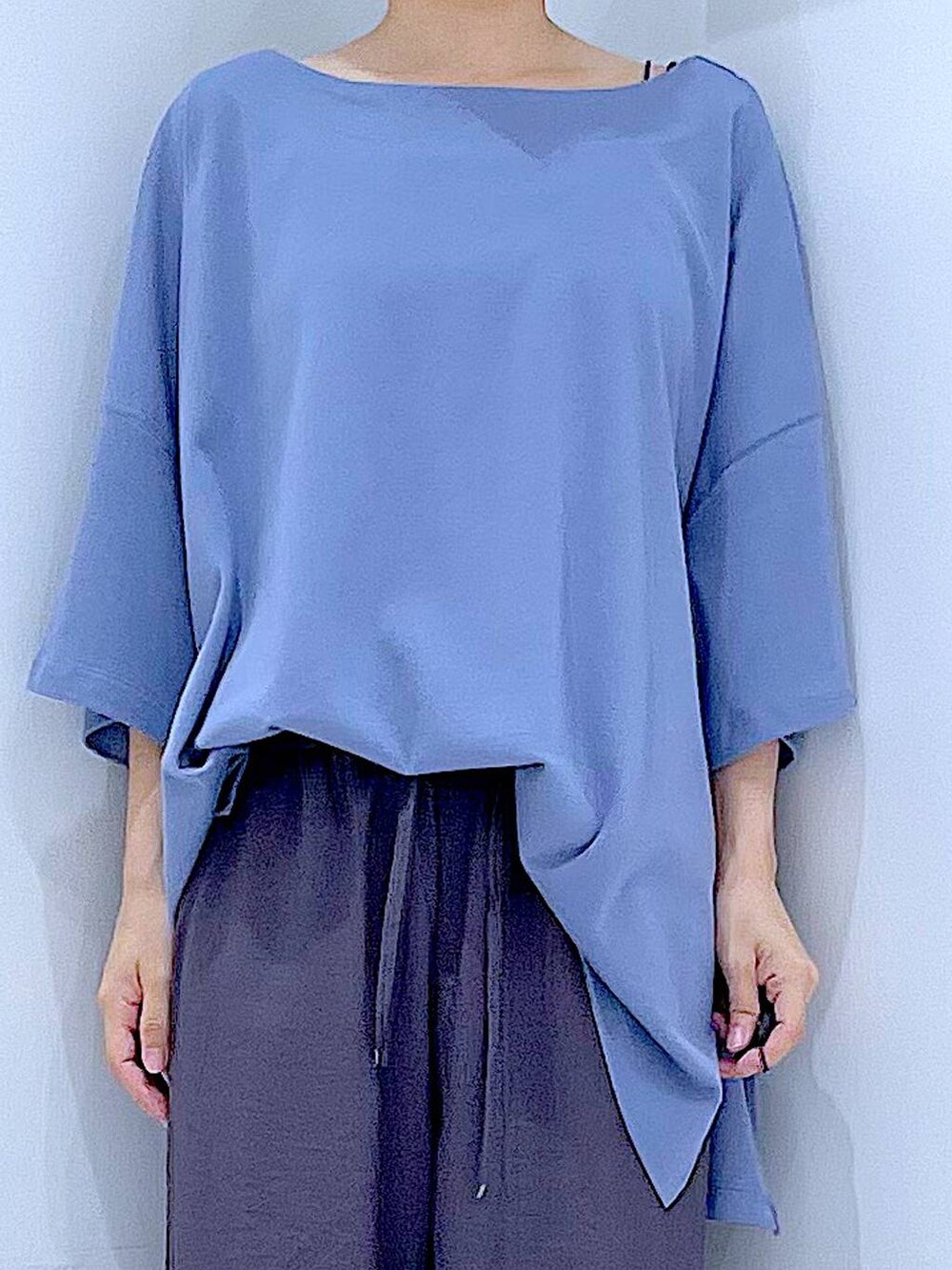 グレー系のその他パンツ、ブラック系のショルダーバッグ、ブルー系のTシャツ/カットソーを着用したレディースの夏コーディネートの7枚目の写真