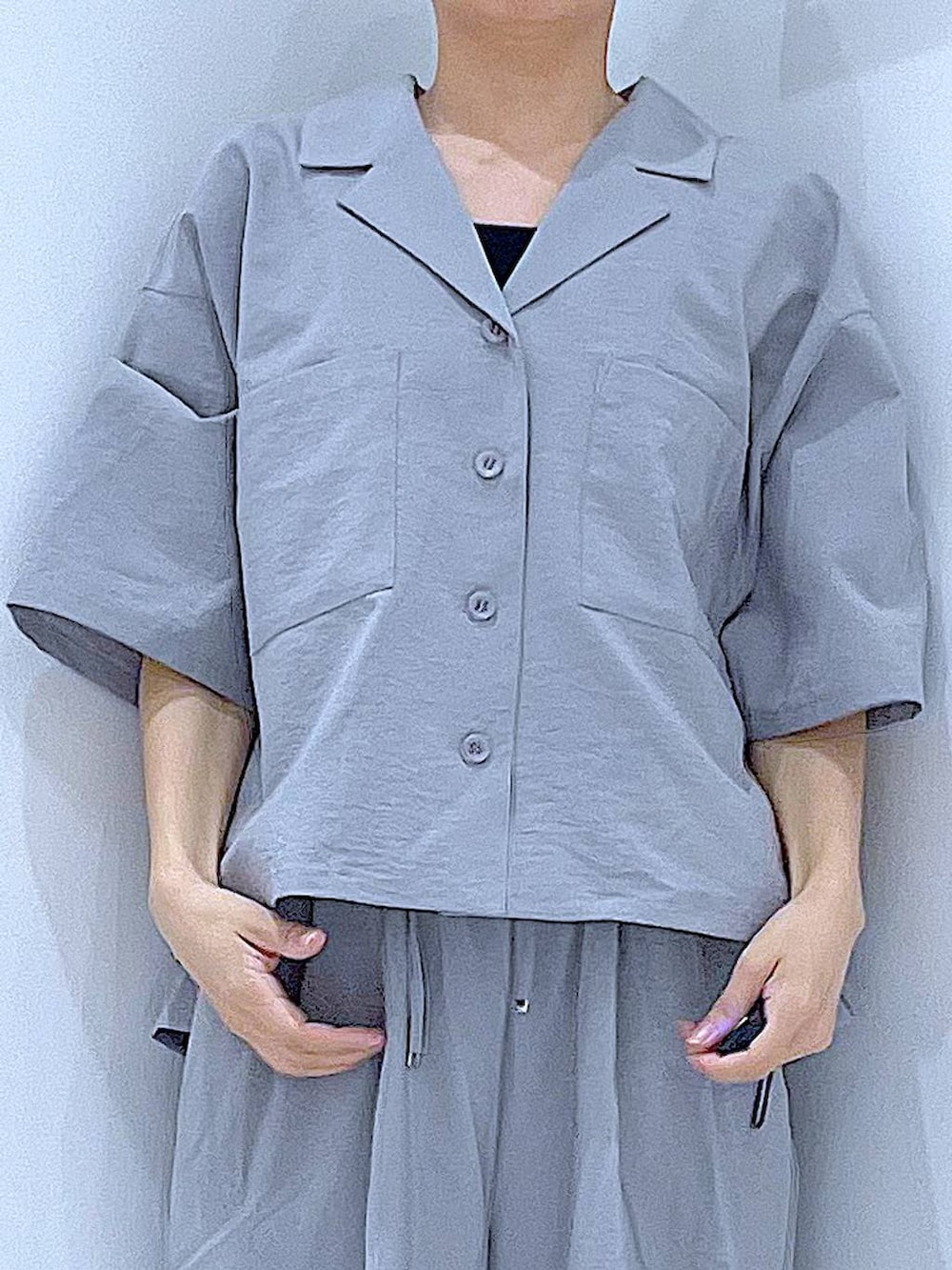 ホワイト系のショルダーバッグ、ブラック系のスニーカー、グレー系のその他パンツを着用したレディースの春コーディネートの7枚目の写真