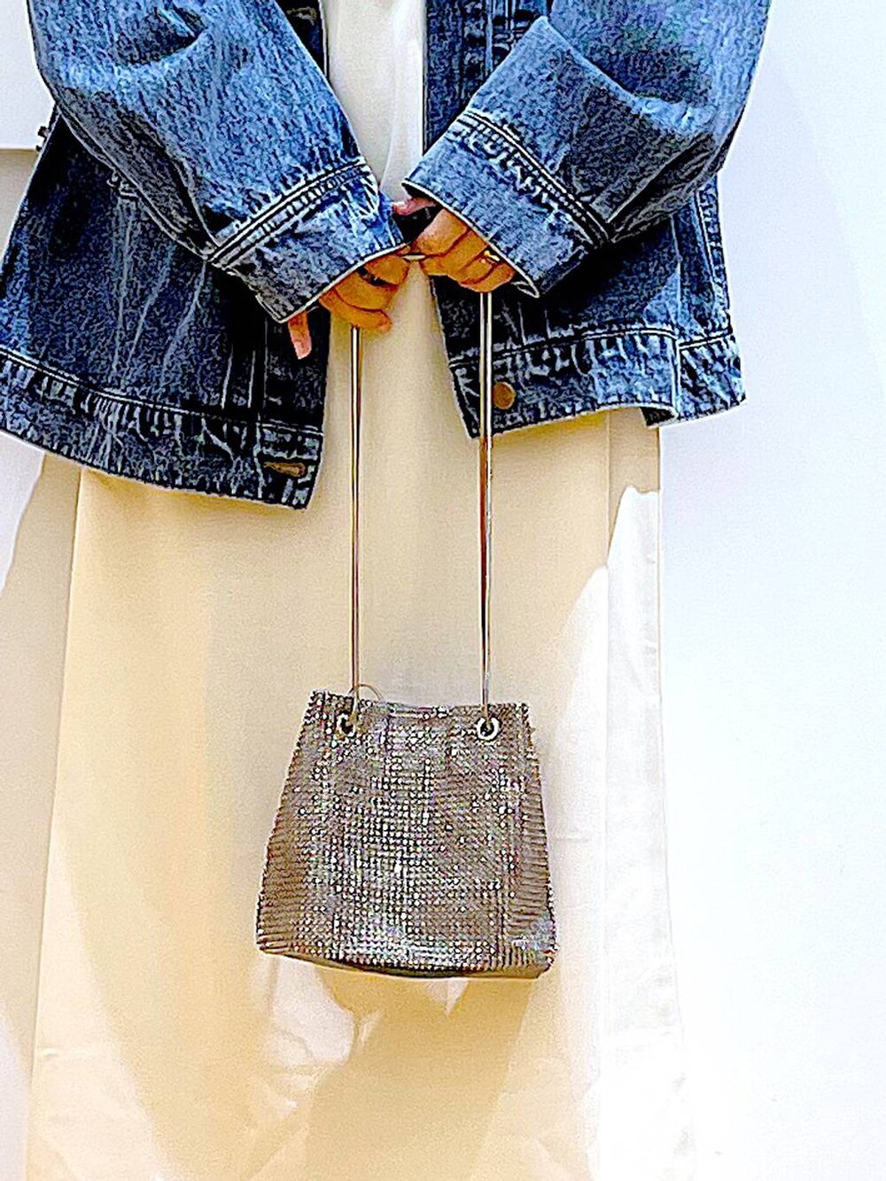 グレー系のショルダーバッグ、ベージュ系のワンピース、ベージュ系のスリッポンを着用したレディースの秋コーディネートの9枚目の写真