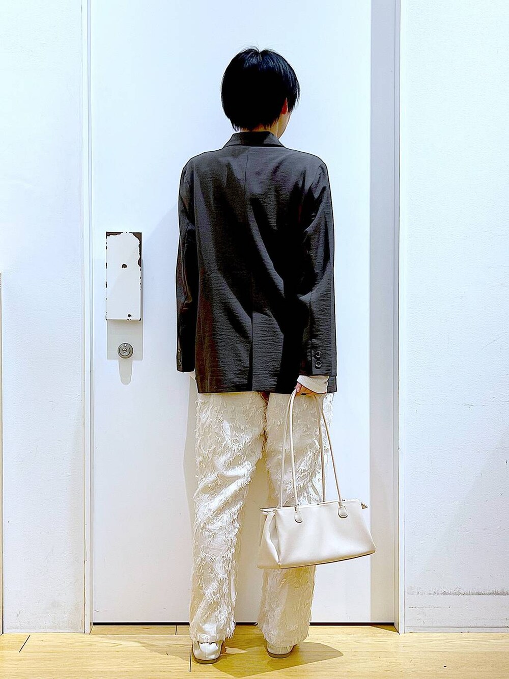 ホワイト系のトートバッグ、ホワイト系のパンプス、ホワイト系のその他パンツを着用したレディースの春コーディネートの5枚目の写真