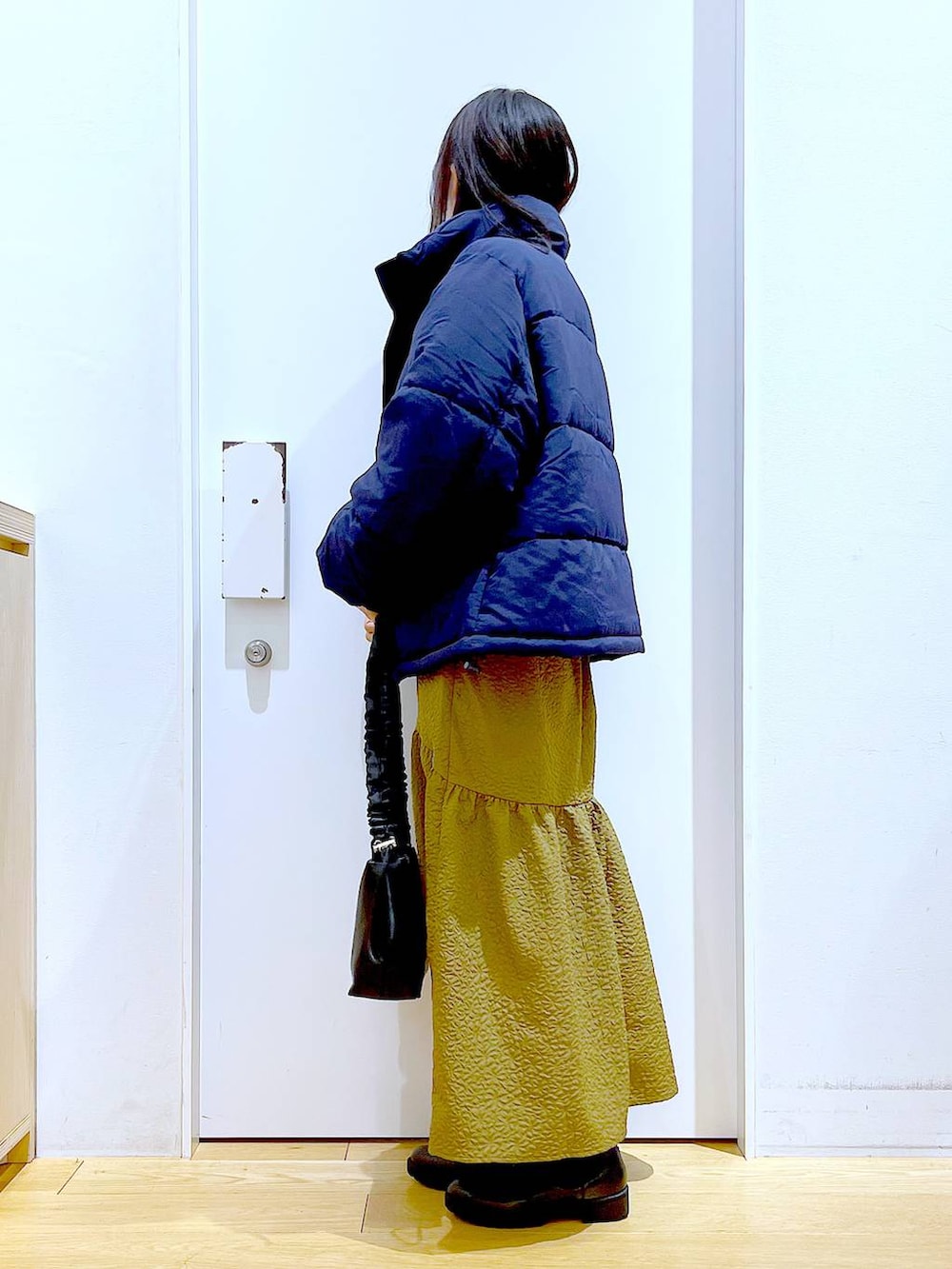 「リラックス、若見え、ゆったり、休日コーデ、骨格ウェーブ、LAKOLE、アウター、冬コーデ、ニット、スカート、カジュアル、楽ちんコーデ、ショルダーバッグ、ブーツ、旅行」｜「LAKOLEのギャザー2WAYショルダーバッグ / 962999（ショルダーバッグ、ブラック系）」を使った、あおき@LAKOLE海老名さん（レディース・156cm）の冬コーディネートの2枚目の写真