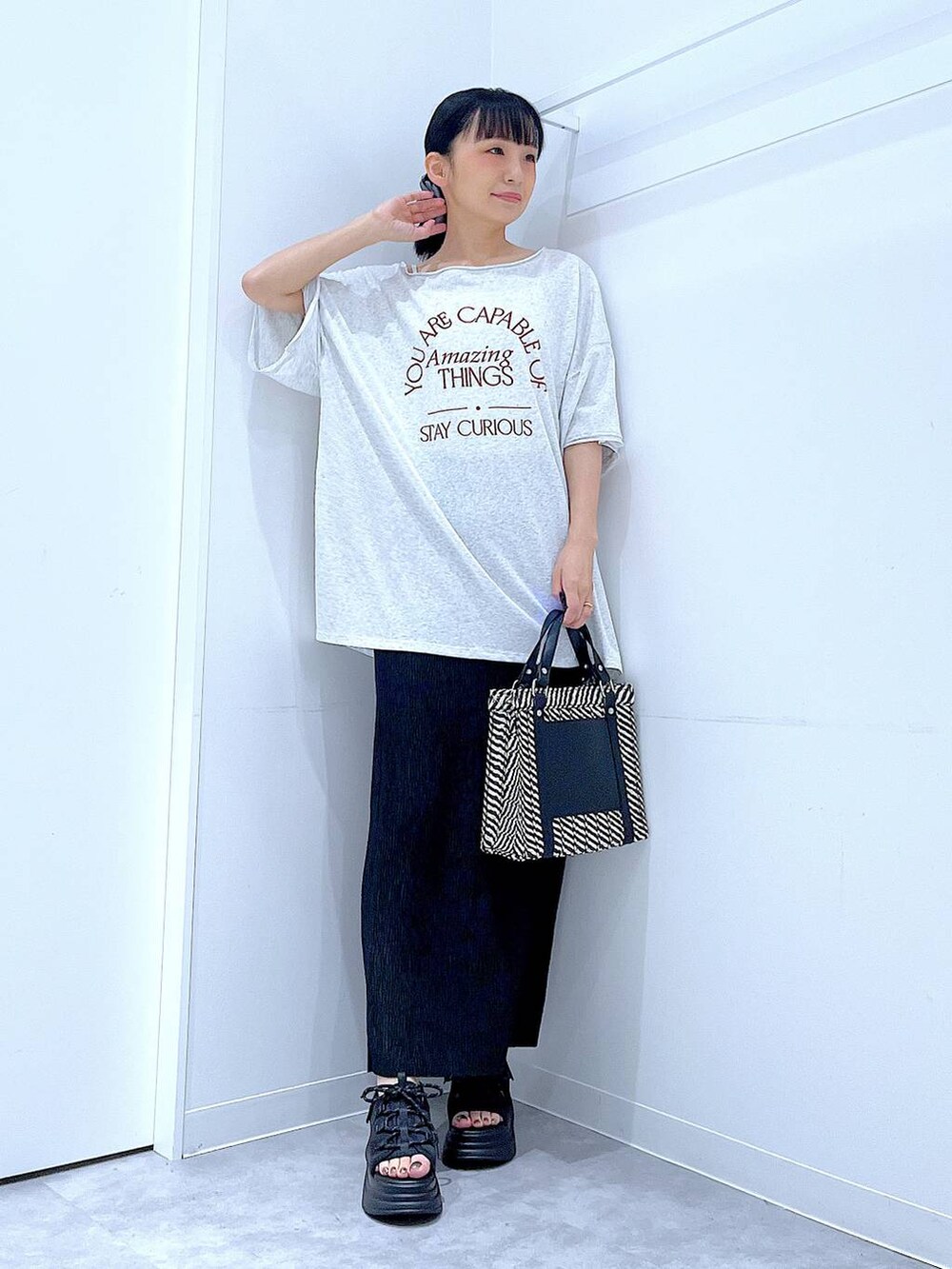 その他のショルダーバッグ、ブラック系のサンダル、グレー系のTシャツ/カットソーを着用したレディースの夏コーディネートの2枚目の写真