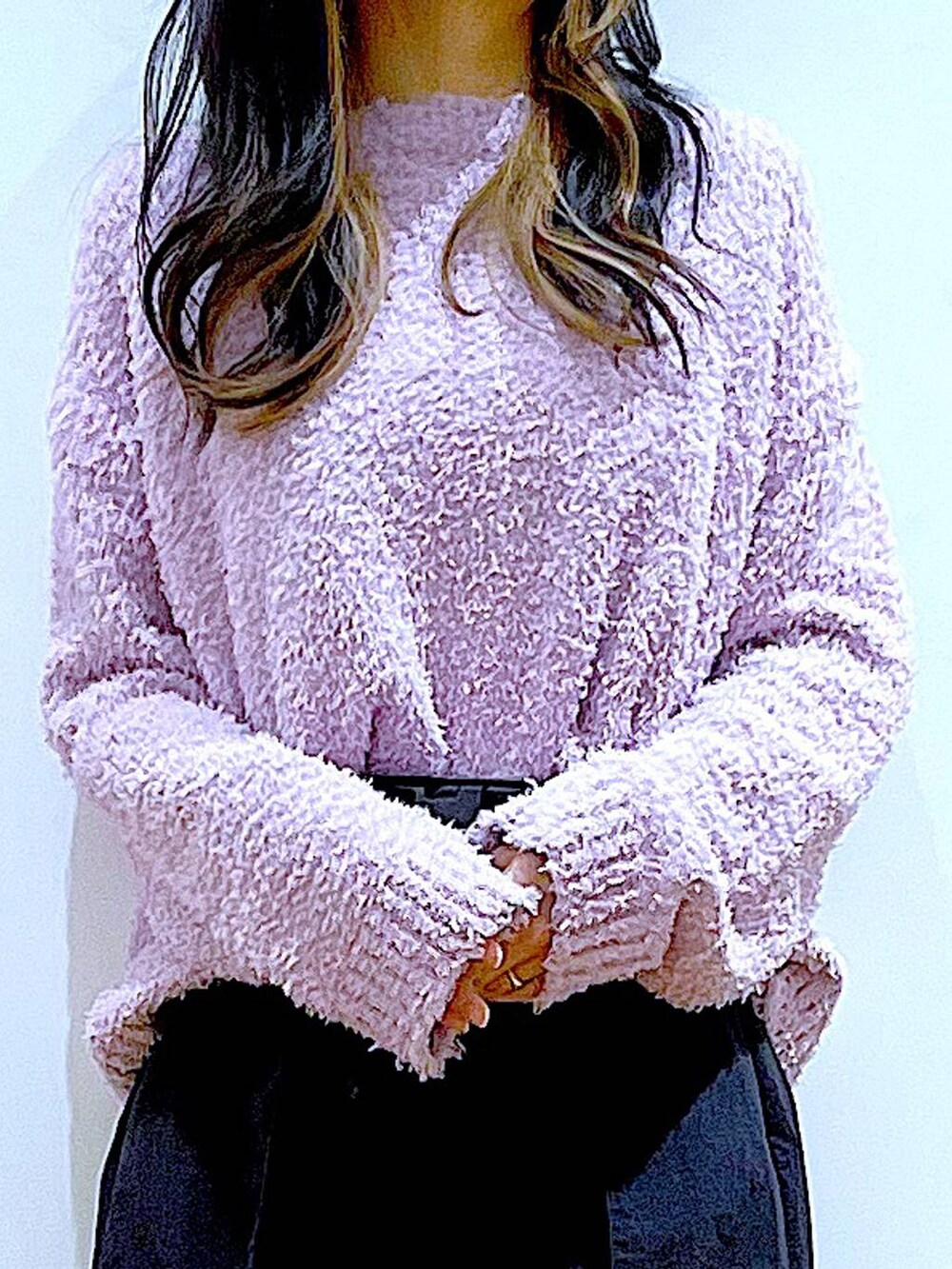 パープル系のニット/セーター、ベージュ系のブーツ、その他のショルダーバッグを着用したレディースの冬コーディネートの7枚目の写真