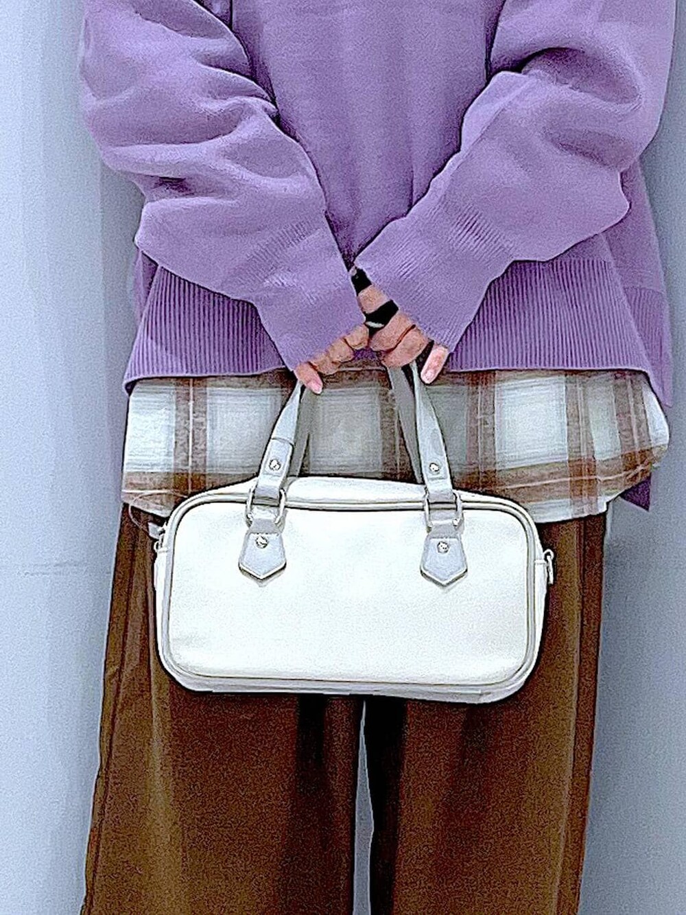 ブラック系のブーツ、パープル系のニット/セーター、ベージュ系のシャツ/ブラウスを着用したレディースの冬コーディネートの9枚目の写真