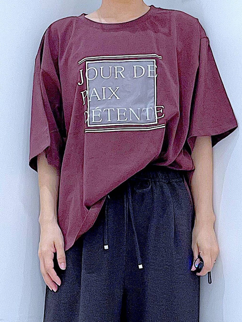 グレー系のその他パンツ、ブラック系のスニーカー、ホワイト系のショルダーバッグを着用したレディースの春コーディネートの7枚目の写真