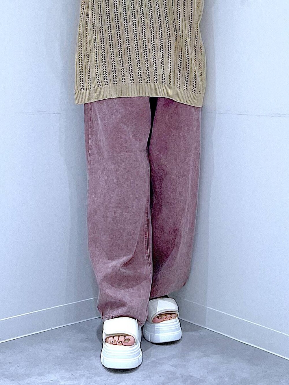 レッド系のデニムパンツ、ホワイト系のサンダル、ホワイト系のハンドバッグを着用したレディースの夏コーディネートの8枚目の写真