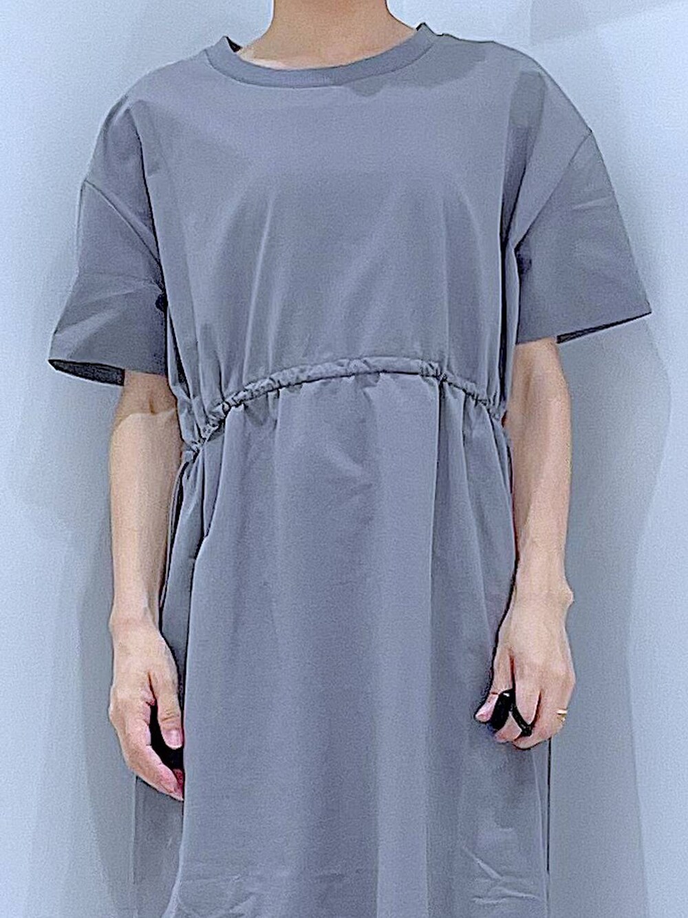 シルバー系のサンダル、グレー系のワンピース、ホワイト系のトートバッグを着用したレディースの夏コーディネートの7枚目の写真