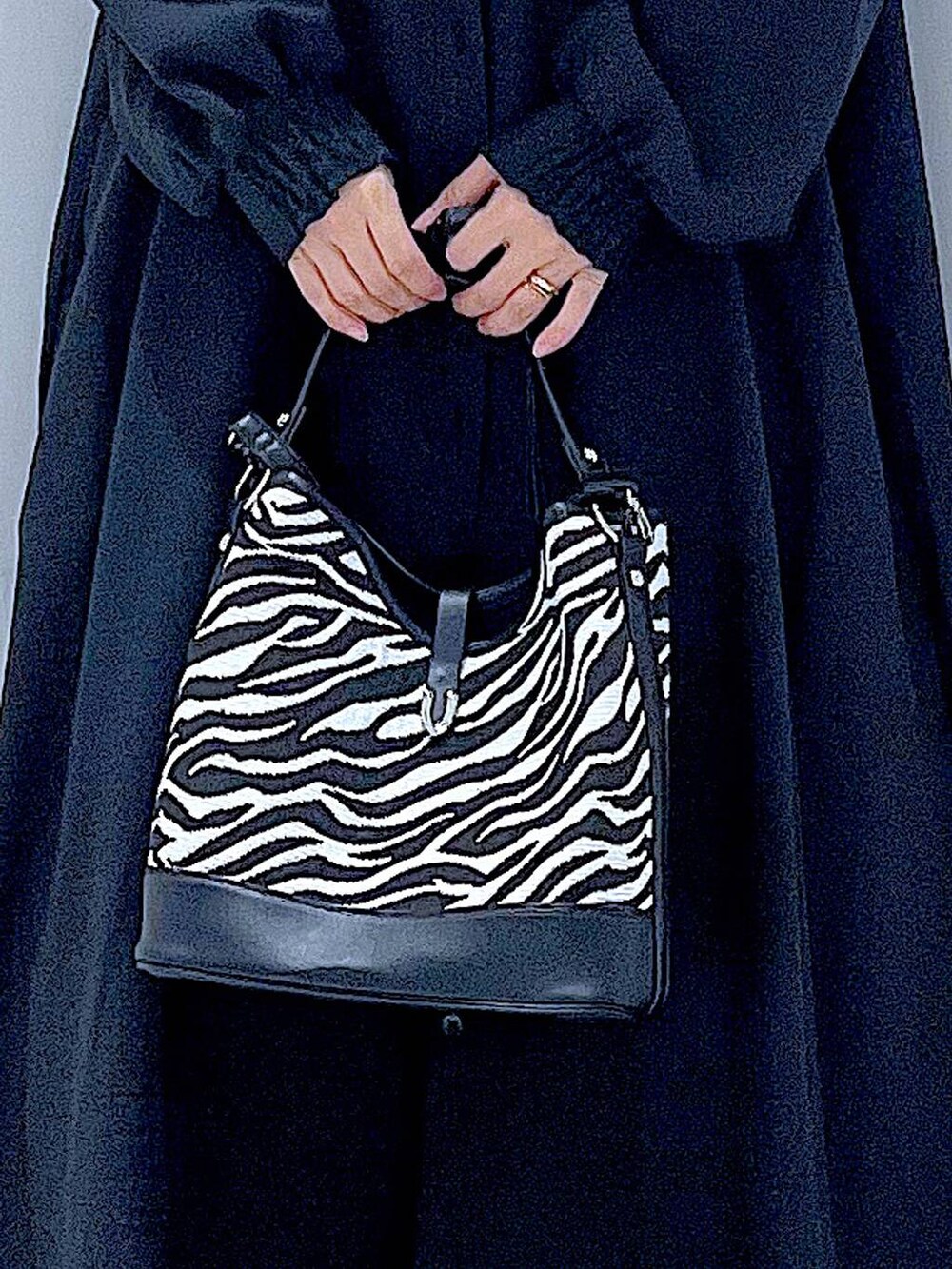 ブラック系のローファー、その他のショルダーバッグ、ブラック系のシャツワンピースを着用したレディースの秋コーディネートの9枚目の写真