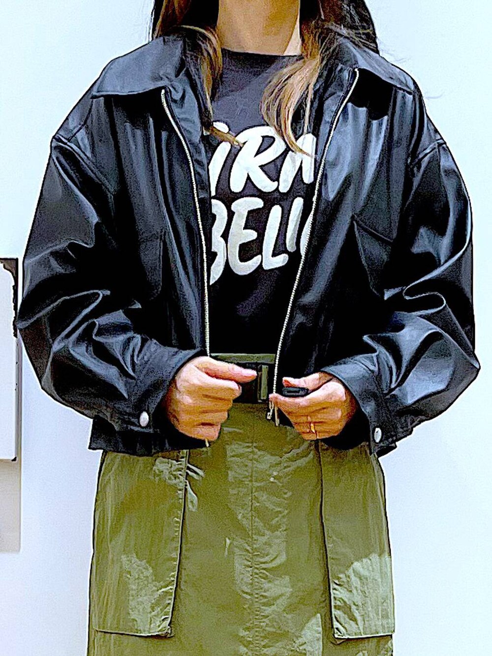 ブラック系のブルゾン、グレー系のスウェット、ベージュ系のブーツを着用したレディースの春コーディネートの7枚目の写真