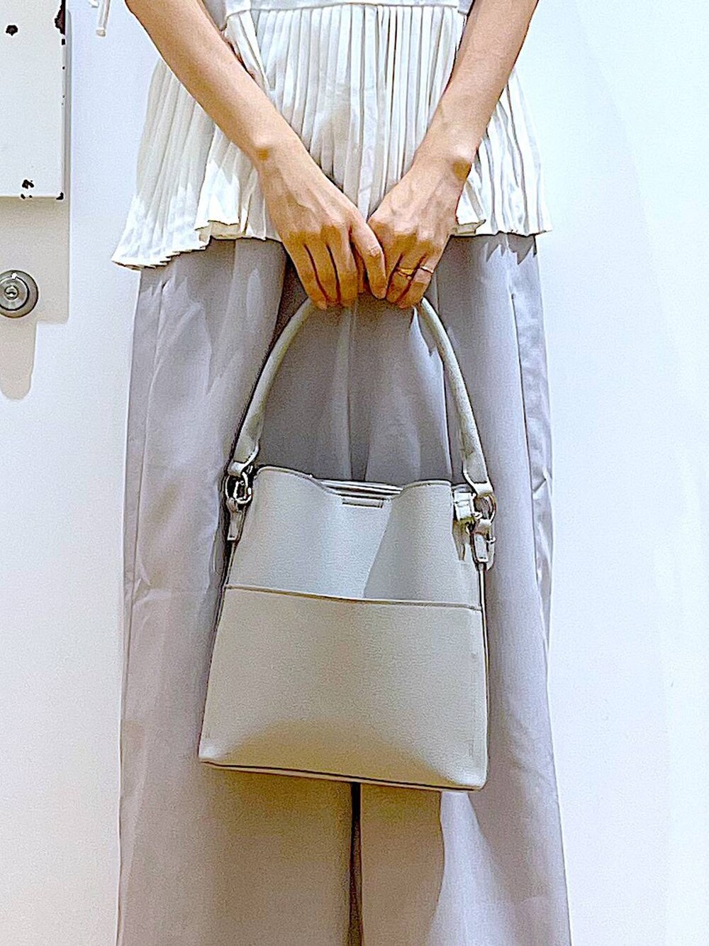 ブラック系のサンダル、グレー系のショルダーバッグ、グレー系のその他パンツを着用したレディースの夏コーディネートの9枚目の写真