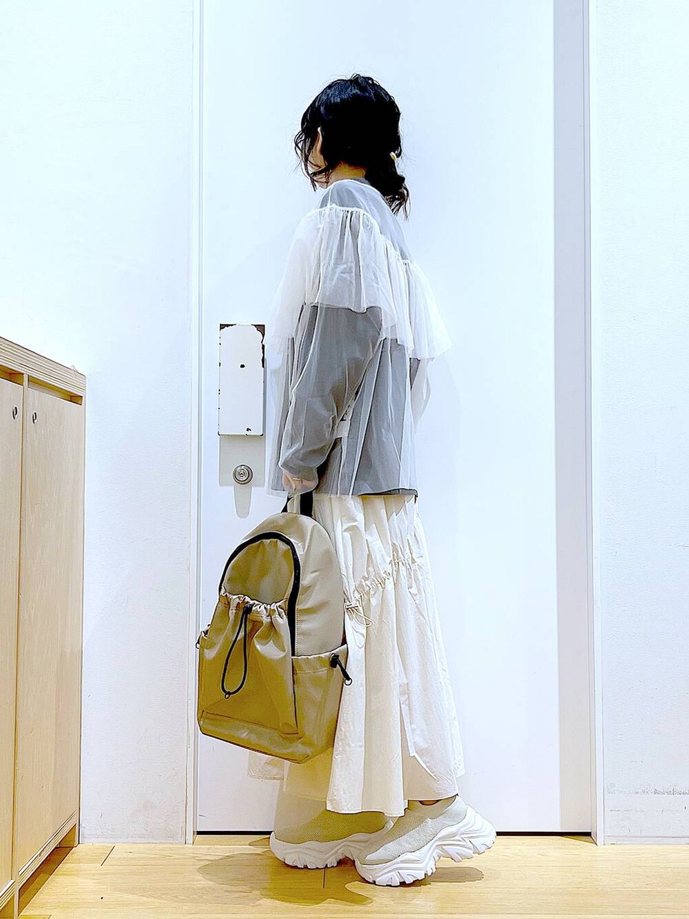 ベージュ系のスニーカー、ホワイト系のその他トップス、ホワイト系のスカートを着用したレディースの春コーディネートの3枚目の写真