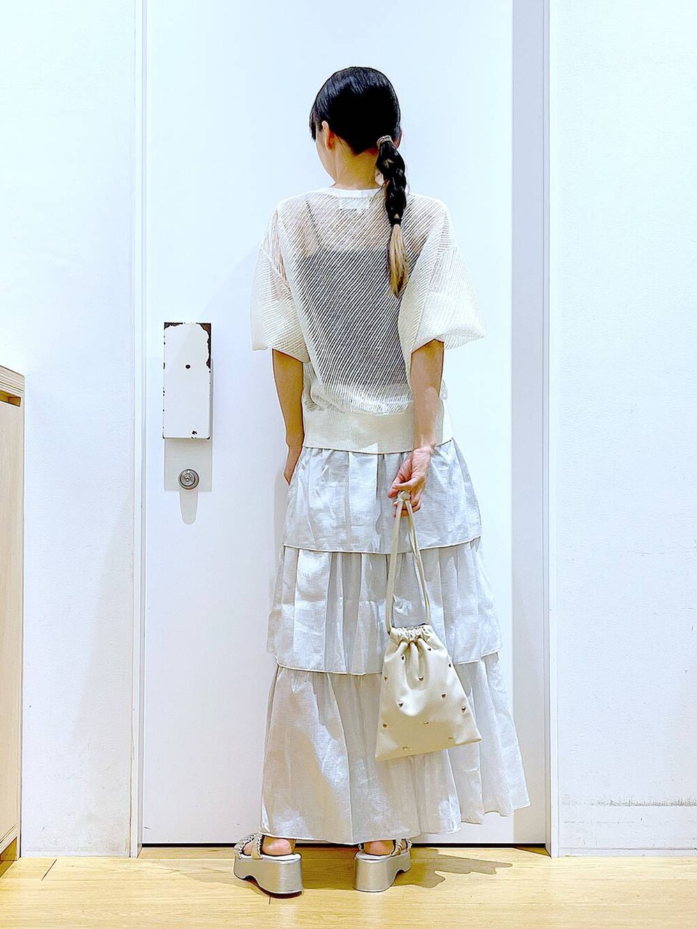 シルバー系のサンダル、ホワイト系のショルダーバッグ、シルバー系のスカートを着用したレディースの夏コーディネートの5枚目の写真