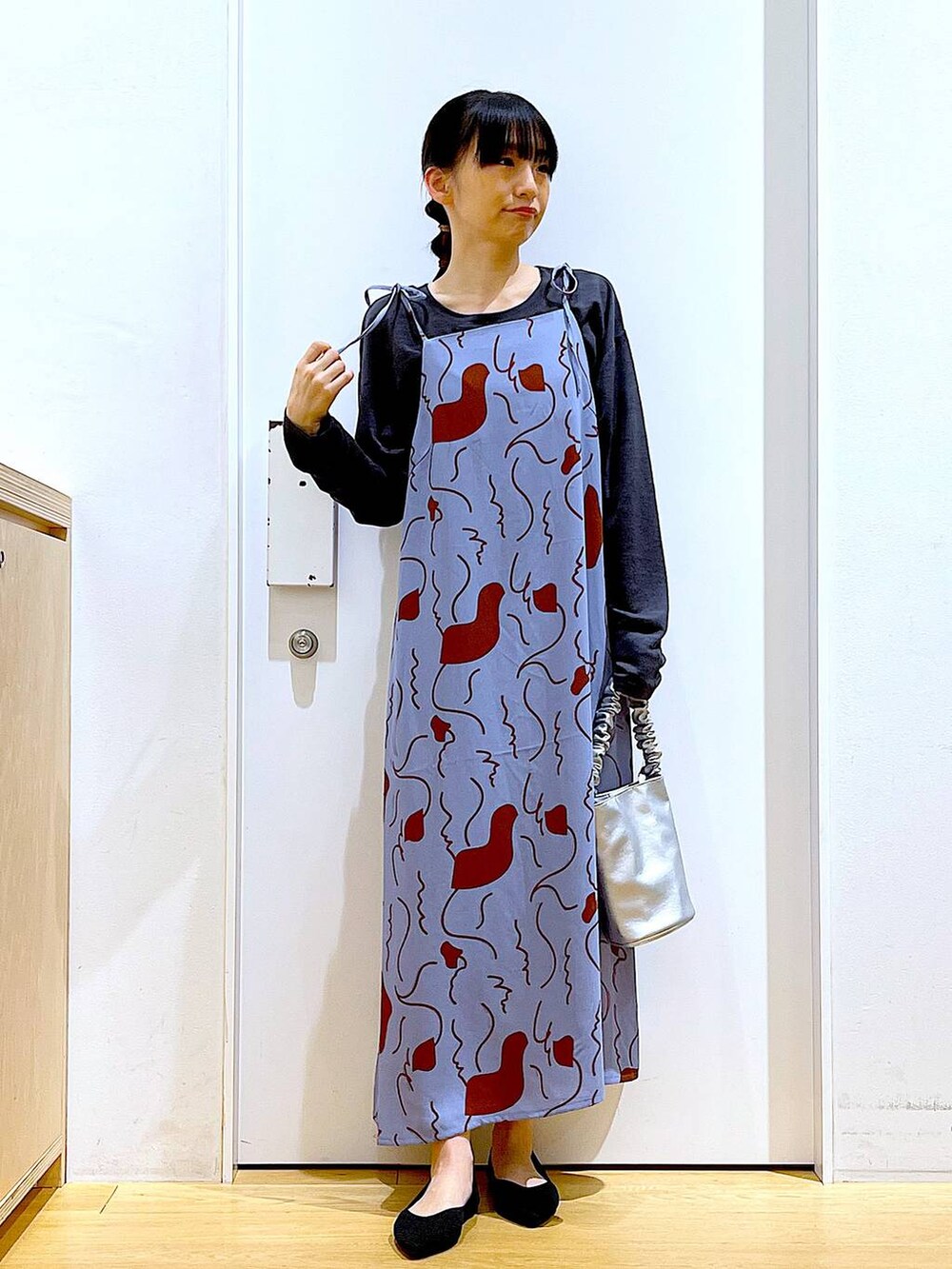 その他のショルダーバッグ、ブラック系のパンプス、ブルー系のワンピースを着用したレディースの春コーディネートの2枚目の写真