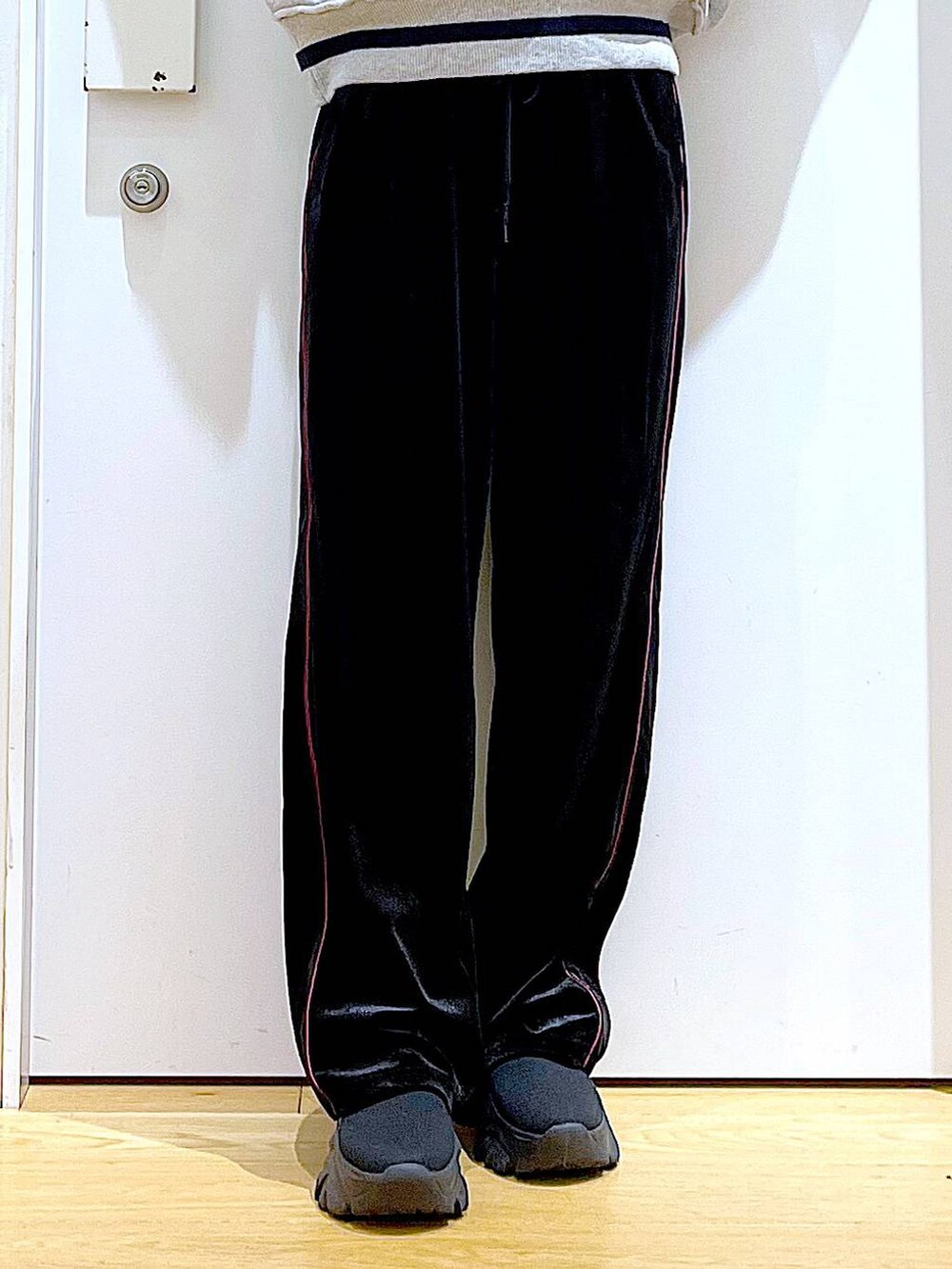 ブラック系のブーツ、ブラック系のその他パンツ、ブラック系のショルダーバッグを着用したレディースの冬コーディネートの8枚目の写真