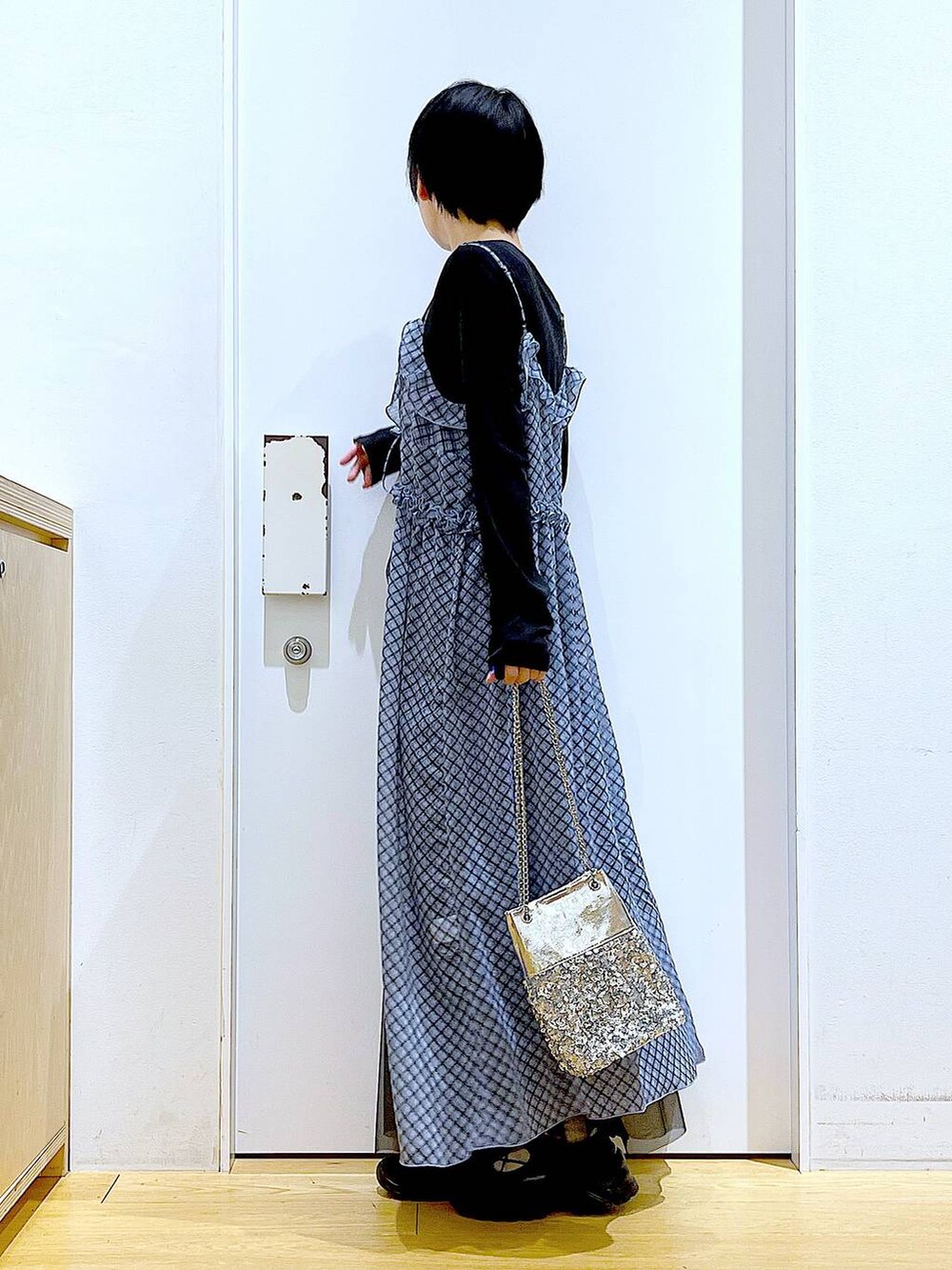 ブラック系のスニーカー、ブラック系のTシャツ/カットソー、その他のショルダーバッグを着用したレディースの春コーディネートの3枚目の写真