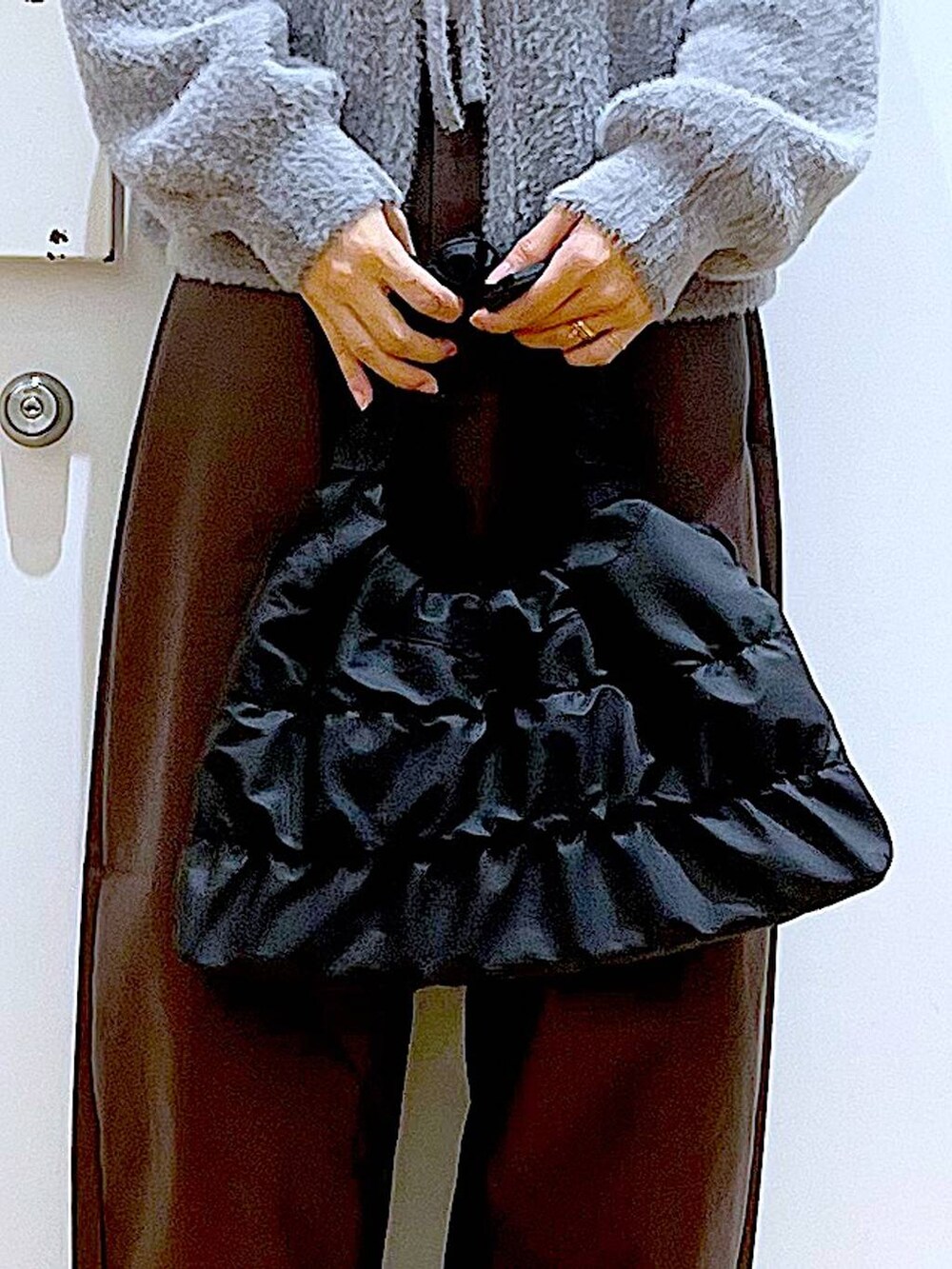 ベージュ系のニット/セーター、ブラック系のブーツ、ブラウン系のその他パンツを着用したレディースの秋コーディネートの9枚目の写真