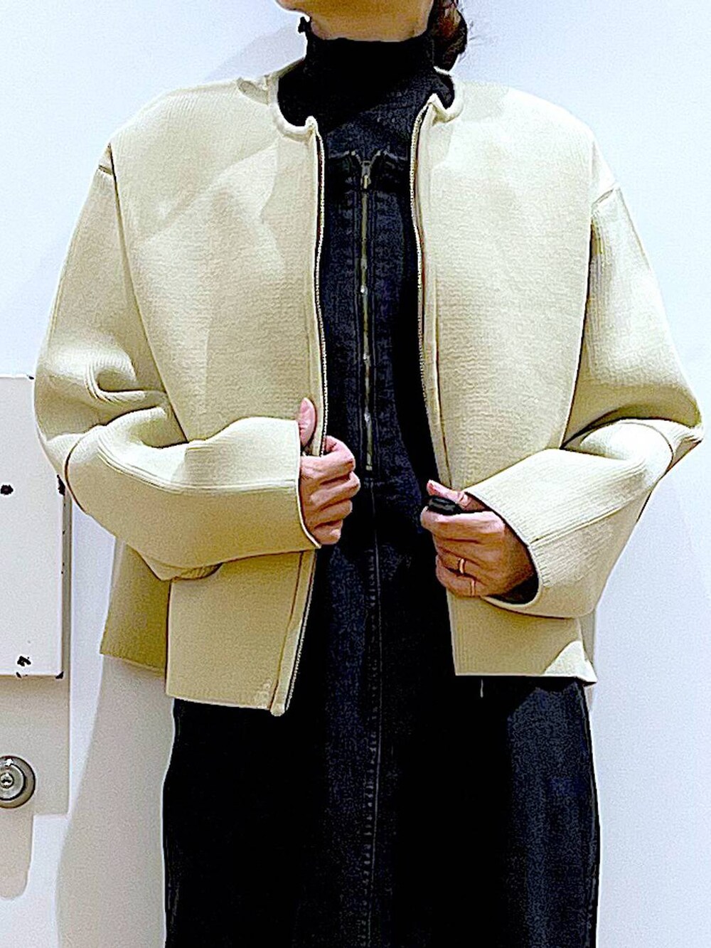 グレー系のジャンパースカート、ブラック系のTシャツ/カットソー、その他のトートバッグを着用したレディースの冬コーディネートの7枚目の写真