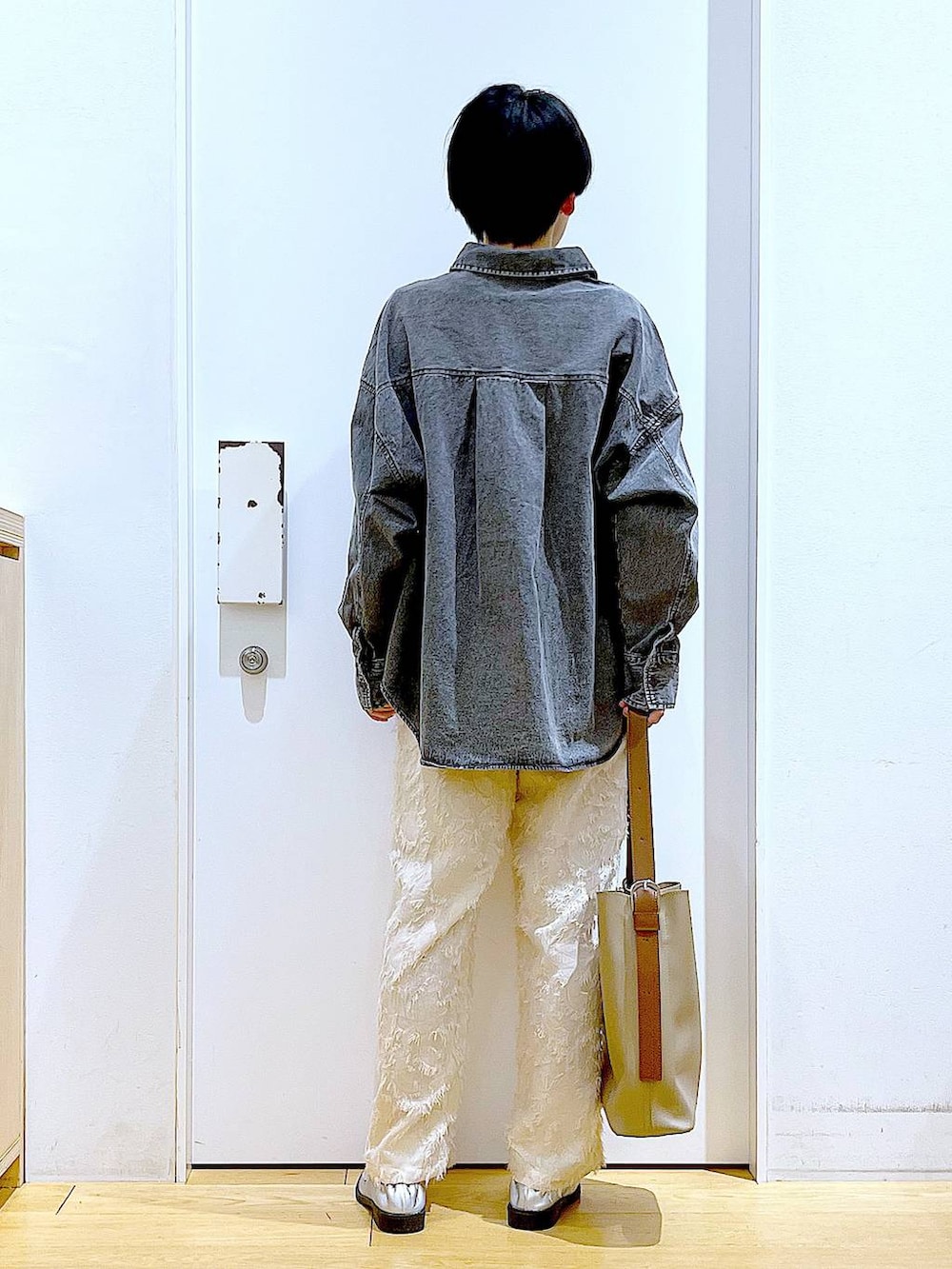 シルバー系のローファー、グレー系のシャツ/ブラウス、ベージュ系のショルダーバッグを着用したレディースの春コーディネートの5枚目の写真