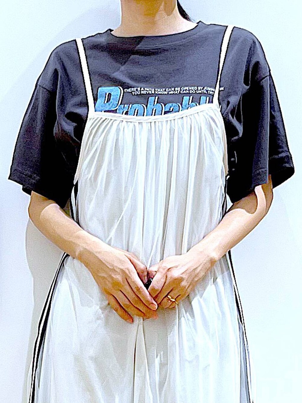 ホワイト系のサンダル、ブルー系のデニムパンツ、ホワイト系のトートバッグを着用したレディースの夏コーディネートの7枚目の写真