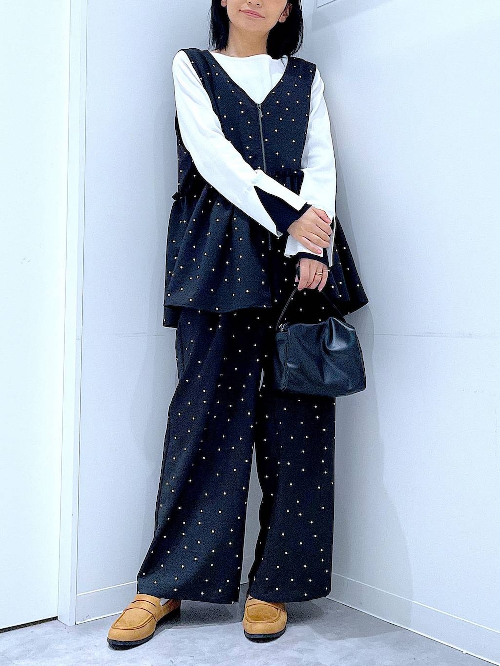 その他のその他パンツ、ブラック系のショルダーバッグ、ホワイト系のニット/セーターを着用したレディースの春コーディネートの6枚目の写真