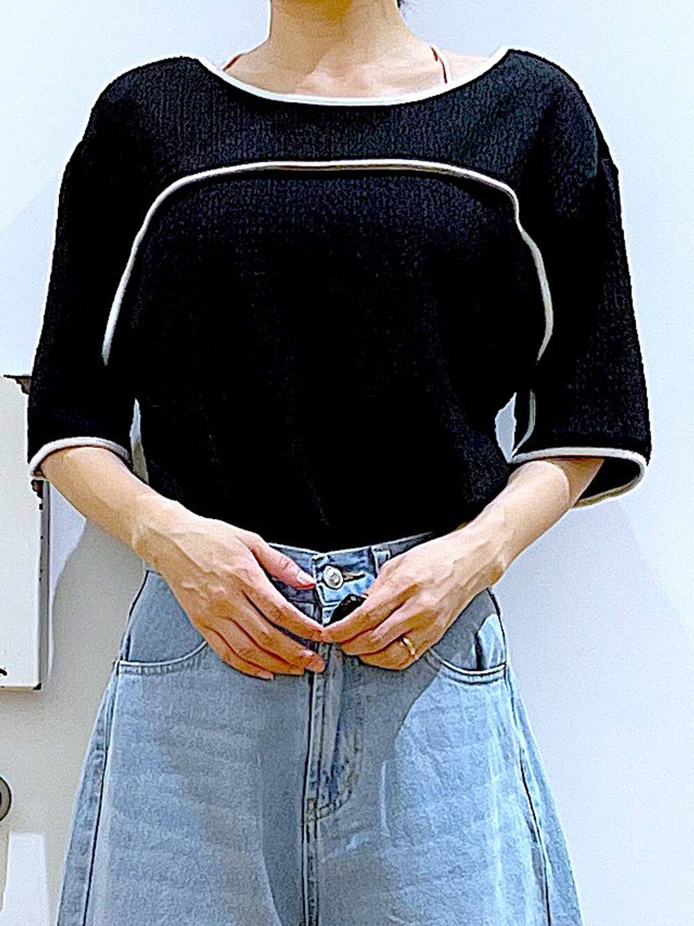 ホワイト系のスニーカー、ブルー系のデニムパンツ、グレー系のショルダーバッグを着用したレディースの夏コーディネートの7枚目の写真