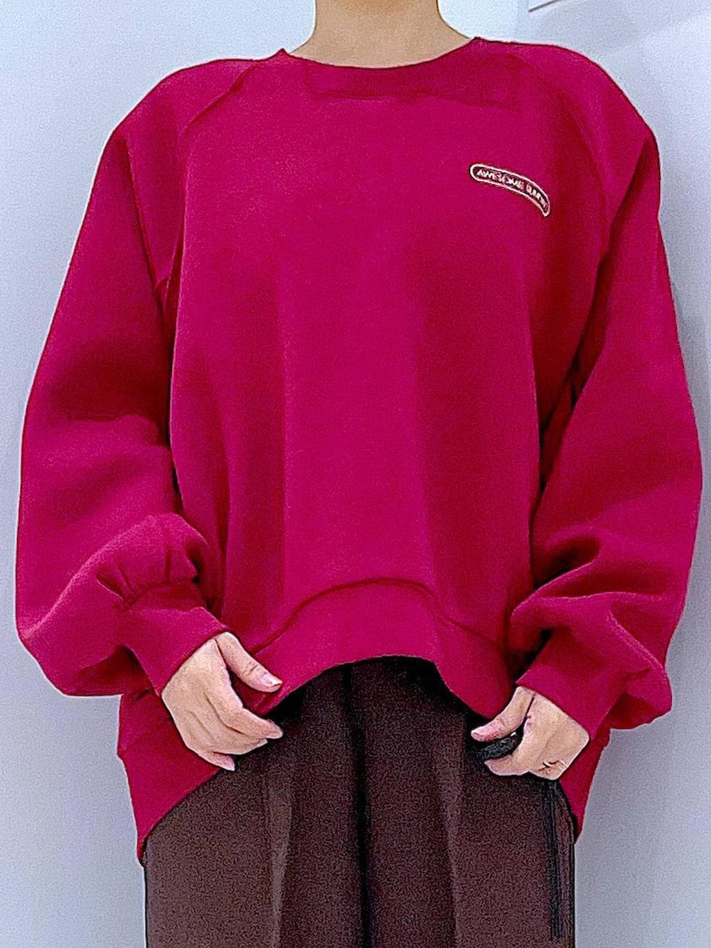 ブラック系のブーツ、ブラウン系のスラックス、ブラック系のバックパック/リュックを着用したレディースの冬コーディネートの7枚目の写真