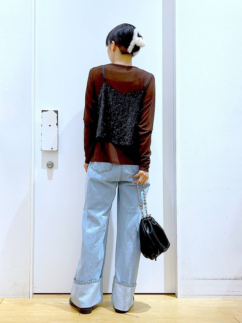 ブラック系のショルダーバッグ、ブラック系のローファー、ブラック系のベストを着用したレディースの秋コーディネートの5枚目の写真