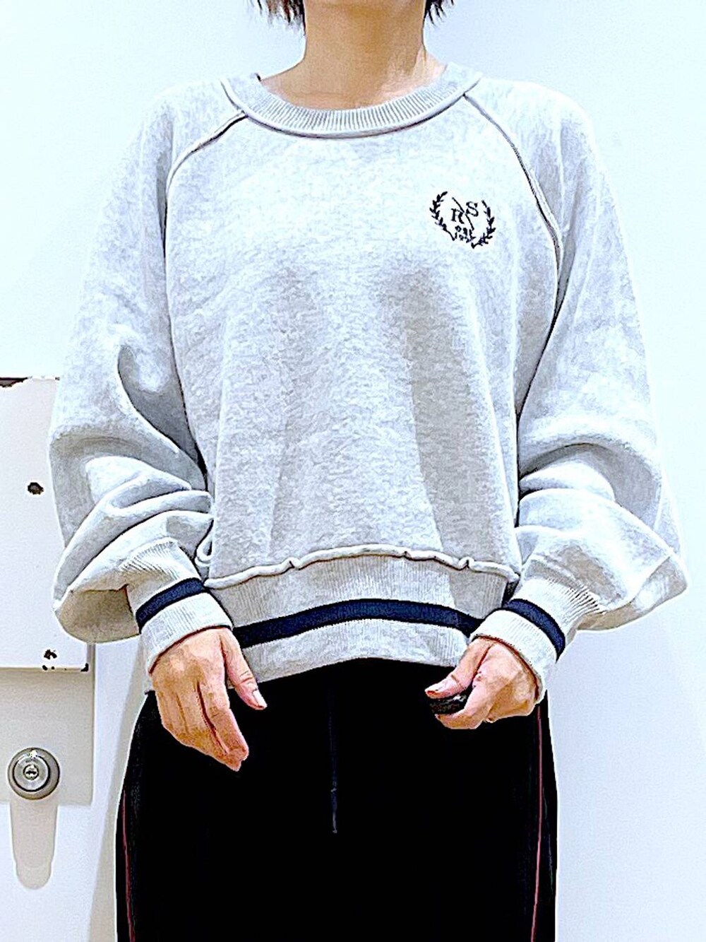 ブラック系のブーツ、ブラック系のその他パンツ、ブラック系のショルダーバッグを着用したレディースの冬コーディネートの7枚目の写真