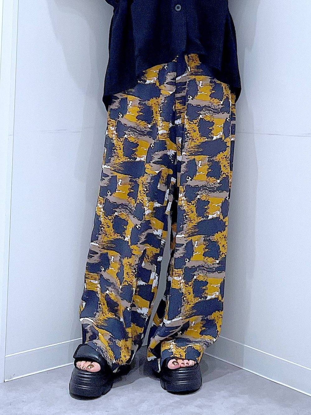 グレー系のその他パンツ、グリーン系のトートバッグ、ブラック系のサンダルを着用したレディースの夏コーディネートの8枚目の写真