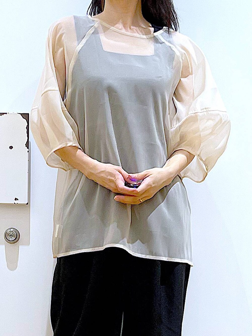 ブラック系のサンダル、ブラック系のニット/セーター、ブラック系のショルダーバッグを着用したレディースの夏コーディネートの7枚目の写真