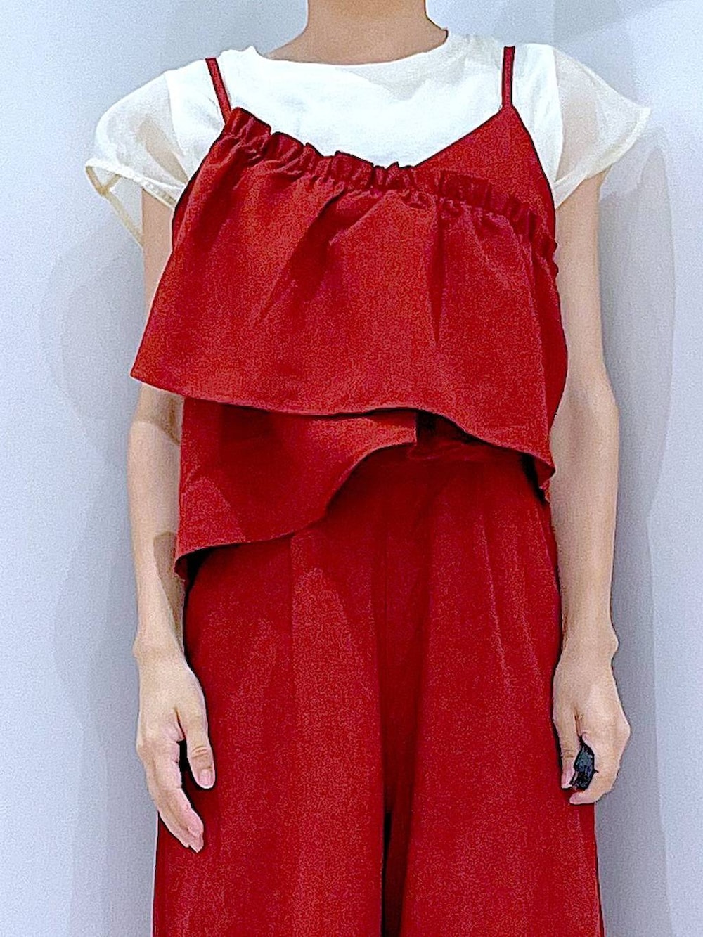 ブラック系のスニーカー、ホワイト系のショルダーバッグ、レッド系のつなぎ/オールインワンを着用したレディースの夏コーディネートの7枚目の写真