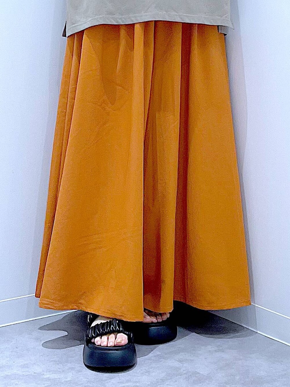 ブラック系のショルダーバッグ、ブラック系のサンダル、ブラウン系のその他パンツを着用したレディースの夏コーディネートの8枚目の写真