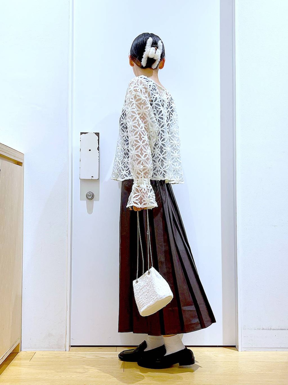 ホワイト系のショルダーバッグ、ブラック系のローファー、ベージュ系のシャツ/ブラウスを着用したレディースの秋コーディネートの3枚目の写真