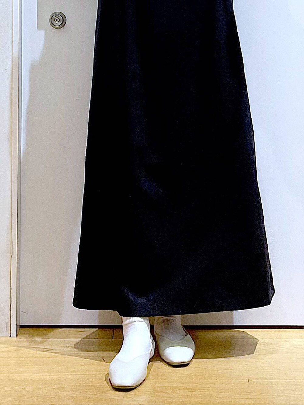 「リラックス、若見え、ゆったり、休日コーデ、骨格ウェーブ、LAKOLE、キャミワンピース、ワンピース、シャツ、シンプルコーデ、春コーデ、体型カバー、パンプス、フラットシューズ、ショルダーバッグ」｜「LAKOLEの【卒入式／オケージョンにも】スクエアギャザーフラットパンプス / 286480（パンプス、ホワイト系）」を使った、あおき@LAKOLE海老名さん（レディース・156cm）の春コーディネートの8枚目の写真