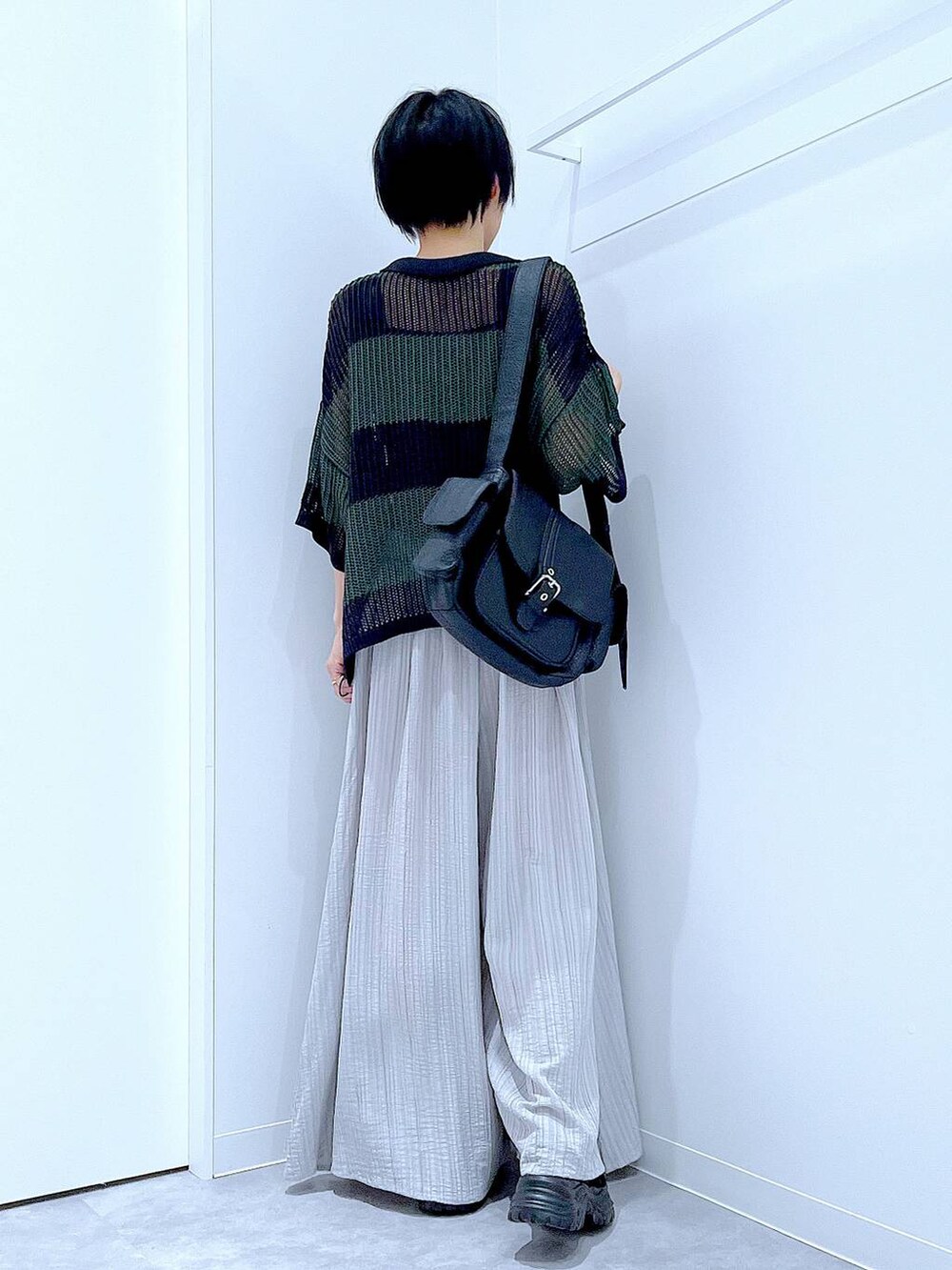 ブラック系のスニーカー、ブラック系のショルダーバッグ、グレー系のその他パンツを着用したレディースの夏コーディネートの5枚目の写真