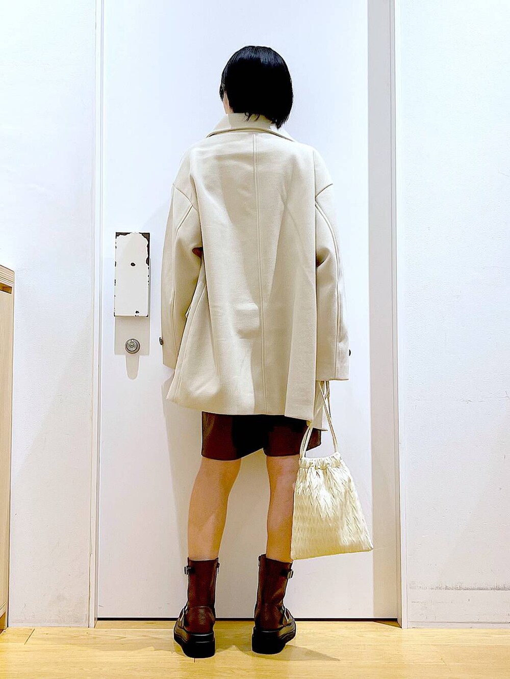 「休日コーデ、骨格ウェーブ、LAKOLE、ウーリーテック、コート、ニット、ショートパンツ、ブーツ、巾着バッグ、デートコーデ、冬コーデ、クリスマス、おでかけ、カジュアル、リラックス」｜「LAKOLEのウーリーテックミドルコート / 116702（ステンカラーコート、ホワイト系）」を使った、あおき@LAKOLE海老名さん（レディース・156cm）の冬コーディネートの5枚目の写真